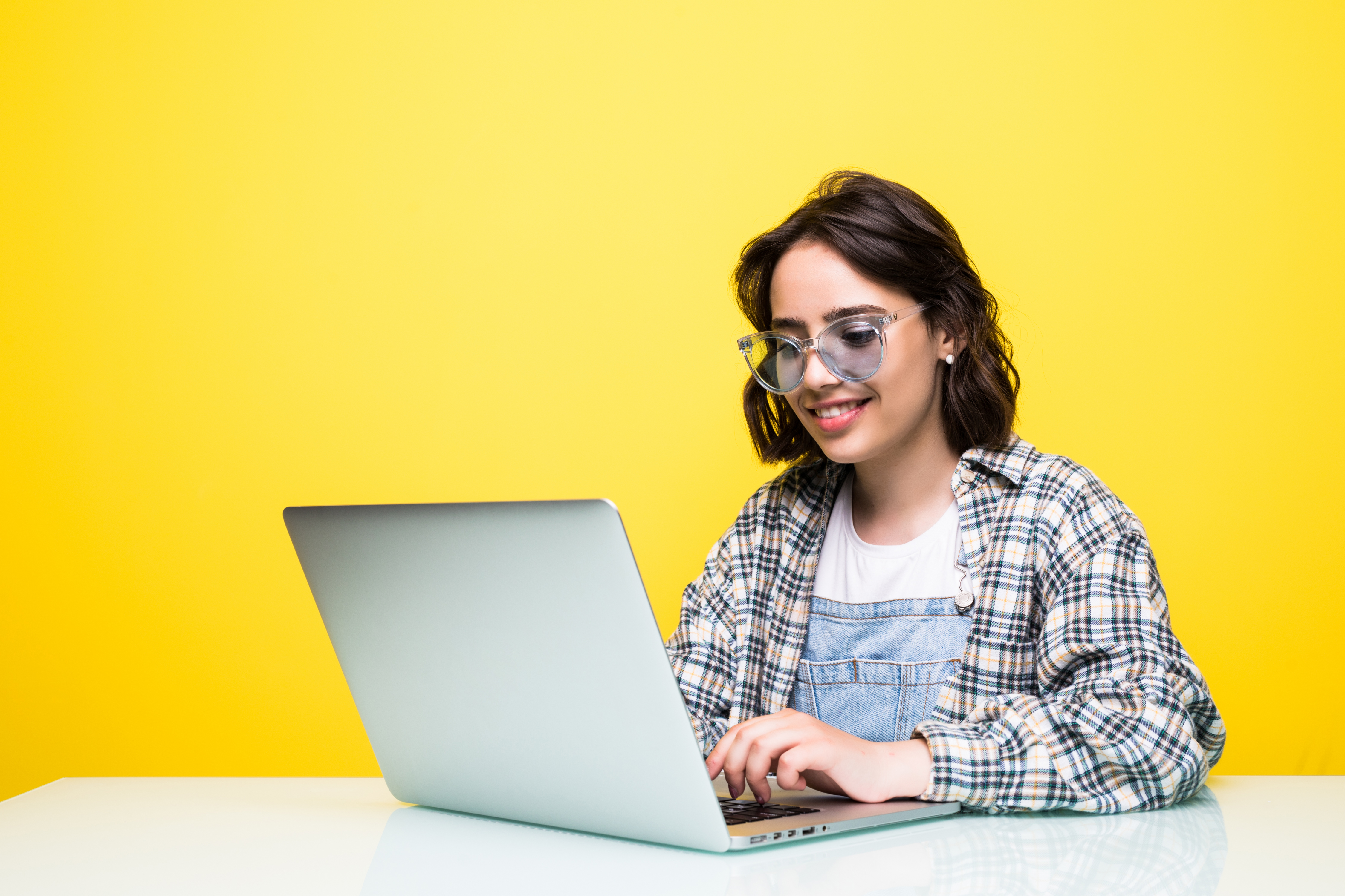 Young woman with sunglasses with laptop internet shopping concept